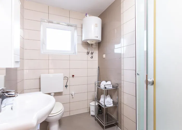 Tina - A1 Ground Floor - Mpolo Appartement