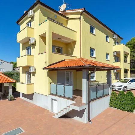 Tina - A1 Ground Floor - Mpolo Apartment *